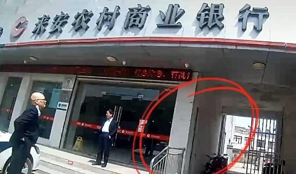 安徽一大妈凌晨扛走银行大门称以为是废品想卖掉监控视频曝光开云 开云体育(图2)