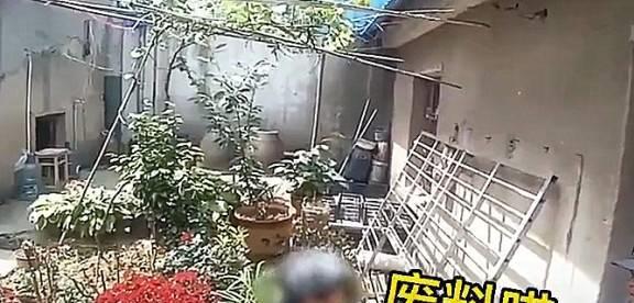 安徽一大妈凌晨扛走银行大门称以为是废品想卖掉监控视频曝光开云 开云体育(图5)