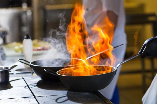 开云 开云体育官网不锈钢锅外面发黑别再用钢丝球刷了用这几个方法试试干净不伤锅(图1)