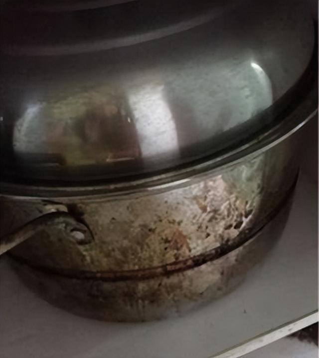 开云 开云体育官网不锈钢锅外面发黑别再用钢丝球刷了用这几个方法试试干净不伤锅(图2)