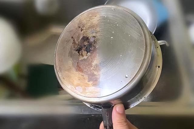 开云 开云体育官网不锈钢锅外面发黑别再用钢丝球刷了用这几个方法试试干净不伤锅(图5)