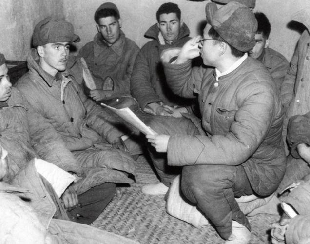 开云 开云体育1951年志愿军押送战俘却屡遭空袭黑人建议:收缴不锈钢镜子(图1) 开云 开云体育1951年志愿军押送战俘却屡遭空袭黑人建议:收缴不锈钢镜子(图1)