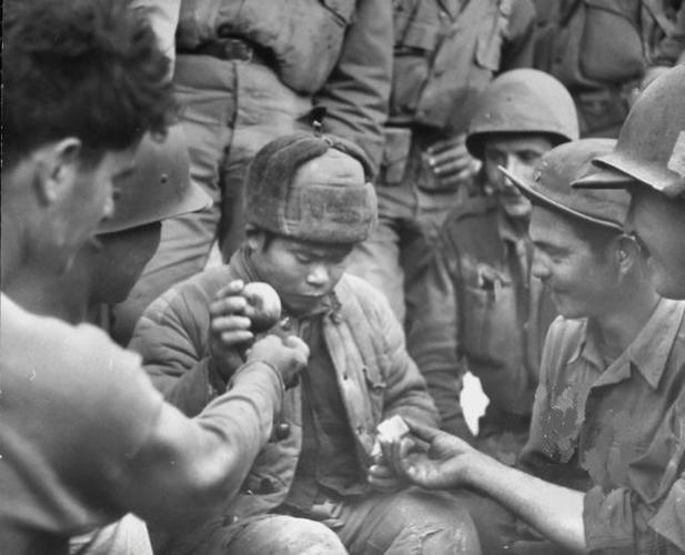 开云 开云体育1951年志愿军押送战俘却屡遭空袭黑人建议:收缴不锈钢镜子(图6) 开云 开云体育1951年志愿军押送战俘却屡遭空袭黑人建议:收缴不锈钢镜子(图6)