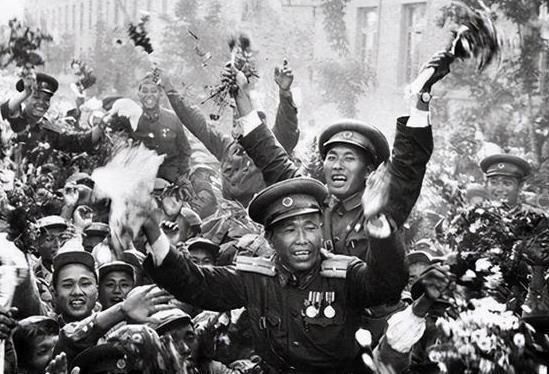 开云 开云体育1951年志愿军押送战俘却屡遭空袭黑人建议:收缴不锈钢镜子(图4) 开云 开云体育1951年志愿军押送战俘却屡遭空袭黑人建议:收缴不锈钢镜子(图4)