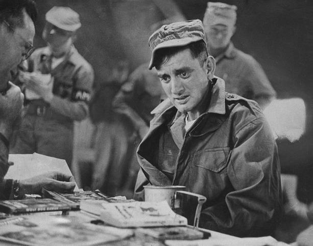 开云 开云体育1951年志愿军押送战俘却屡遭空袭黑人建议:收缴不锈钢镜子(图7) 开云 开云体育1951年志愿军押送战俘却屡遭空袭黑人建议:收缴不锈钢镜子(图7)