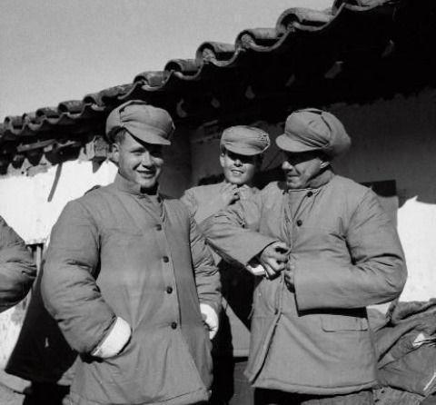 开云 开云体育1951年志愿军押送战俘却屡遭空袭黑人建议:收缴不锈钢镜子(图16) 开云 开云体育1951年志愿军押送战俘却屡遭空袭黑人建议:收缴不锈钢镜子(图16)