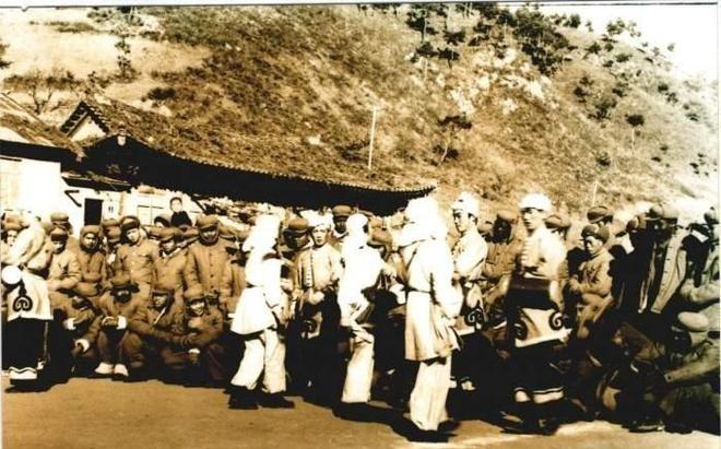 开云 开云体育1951年志愿军押送战俘却屡遭空袭黑人建议:收缴不锈钢镜子(图17) 开云 开云体育1951年志愿军押送战俘却屡遭空袭黑人建议:收缴不锈钢镜子(图17)