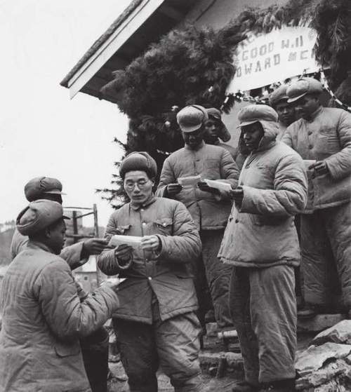 开云 开云体育1951年志愿军押送战俘却屡遭空袭黑人建议:收缴不锈钢镜子(图15) 开云 开云体育1951年志愿军押送战俘却屡遭空袭黑人建议:收缴不锈钢镜子(图15)