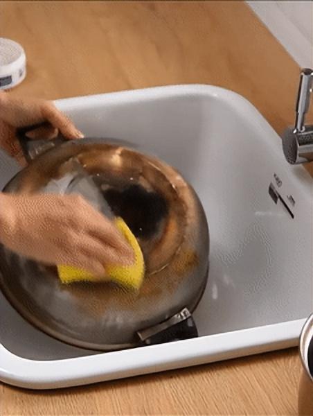 不锈钢锅外面发黑别只会开云体育 开云平台用钢丝球刷了学会这几个妙招干净不伤锅秒变新锅(图10) 不锈钢锅外面发黑别只会开云体育 开云平台用钢丝球刷了学会这几个妙招干净不伤锅秒变新锅(图10)