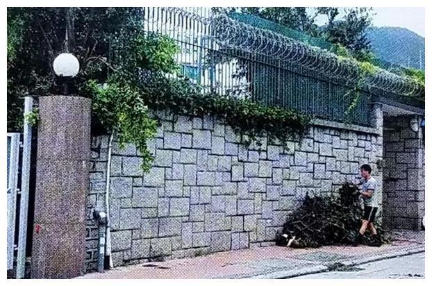 参观周润发在香港的家不住市开云 开云体育APP区而住乡间阳台护栏还是不锈钢的(图5) 参观周润发在香港的家不住市开云 开云体育APP区而住乡间阳台护栏还是不锈钢的(图5)