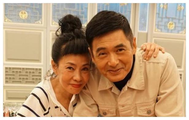 参观周润发在香港的家不住市开云 开云体育APP区而住乡间阳台护栏还是不锈钢的(图6) 参观周润发在香港的家不住市开云 开云体育APP区而住乡间阳台护栏还是不锈钢的(图6)