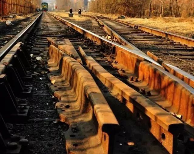 为什么火车的轨道不用不锈钢而是生锈的铁开云 开云体育APP？(图2)