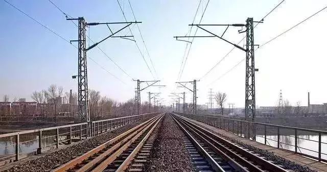 为什么火车的轨道不用不锈钢而是生锈的铁开云 开云体育APP？(图1)