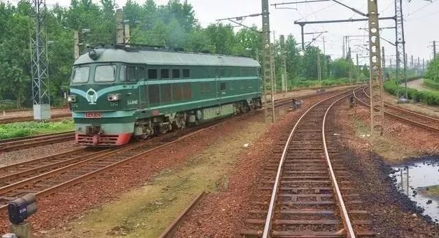 为什么火车的轨道不用不锈钢而是生锈的铁开云 开云体育APP？(图3)