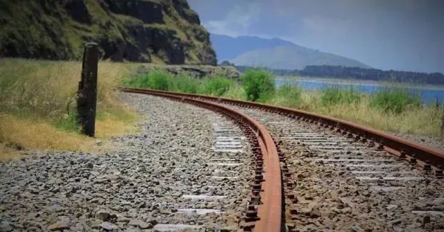 为什么火车的轨道不用不锈钢而是生锈的铁开云 开云体育APP？(图4)