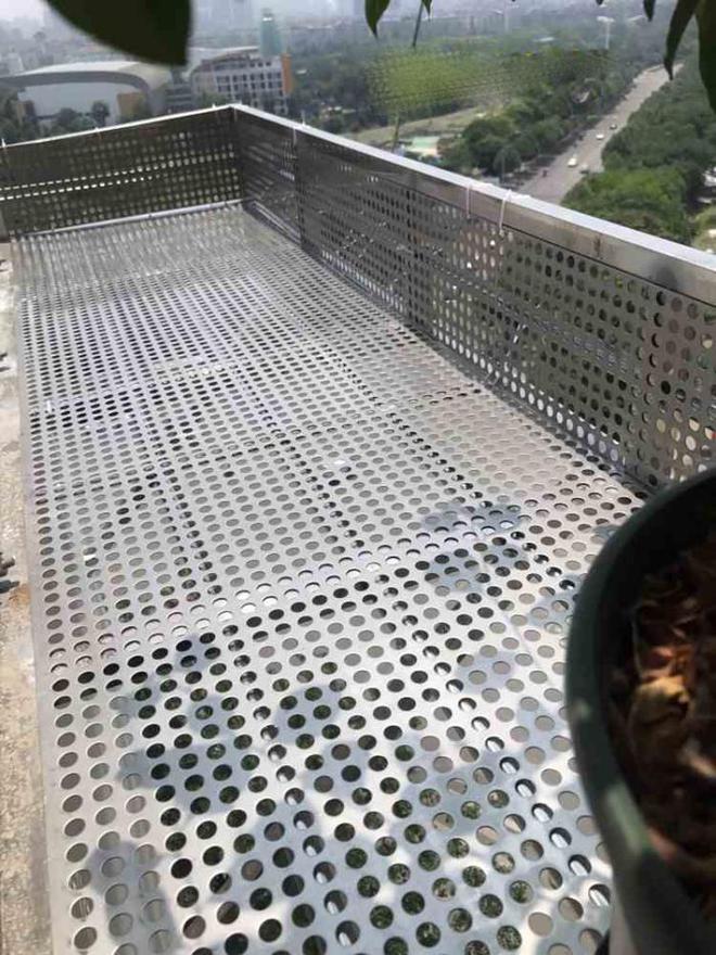 在22层高楼阳台外搭不锈钢花架楼下业主开云体育 开云官网表示很心慌必须拆除！(图4)