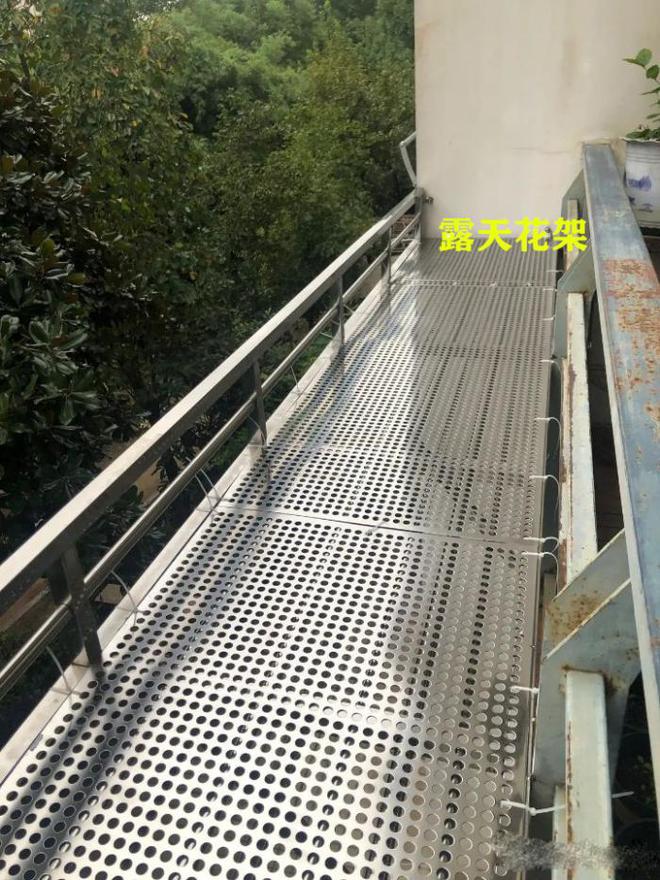 在22层高楼阳台外搭不锈钢花架楼下业主开云体育 开云官网表示很心慌必须拆除！(图2)