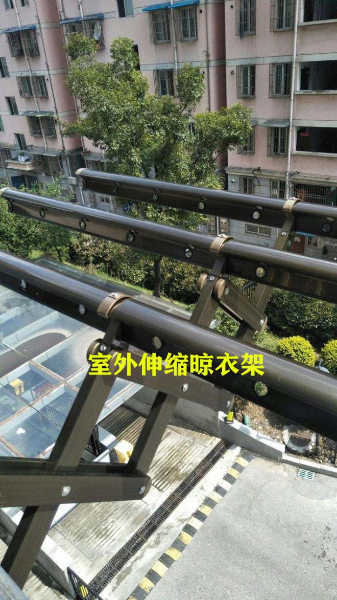 在22层高楼阳台外搭不锈钢花架楼下业主开云体育 开云官网表示很心慌必须拆除！(图9)