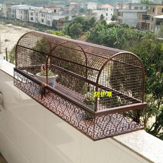 在22层高楼阳台外搭不锈钢花架楼下业主开云体育 开云官网表示很心慌必须拆除！(图7)
