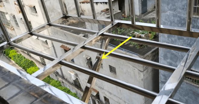 开云体育 开云平台安装防盗窗时为何要多加2根不锈钢管？少装一个都不放心！(图1)