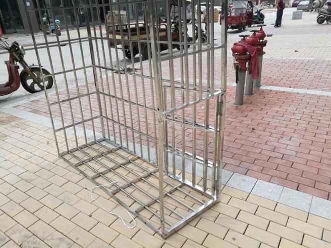 开云体育 开云平台安装防盗窗时为何要多加2根不锈钢管？少装一个都不放心！(图7)