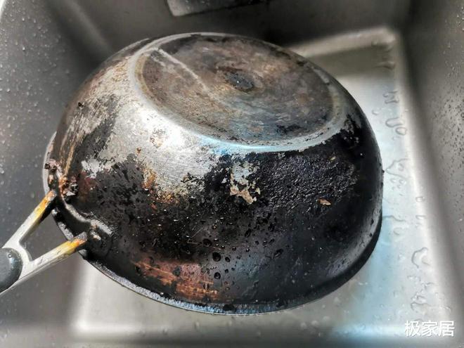 开云 开云体育不锈钢锅烧焦了发黄发黑擦不掉？教你这么做旧锅变新锅(图2)