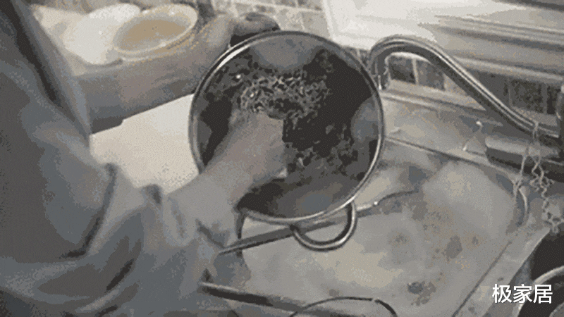 开云 开云体育不锈钢锅烧焦了发黄发黑擦不掉？教你这么做旧锅变新锅(图11)
