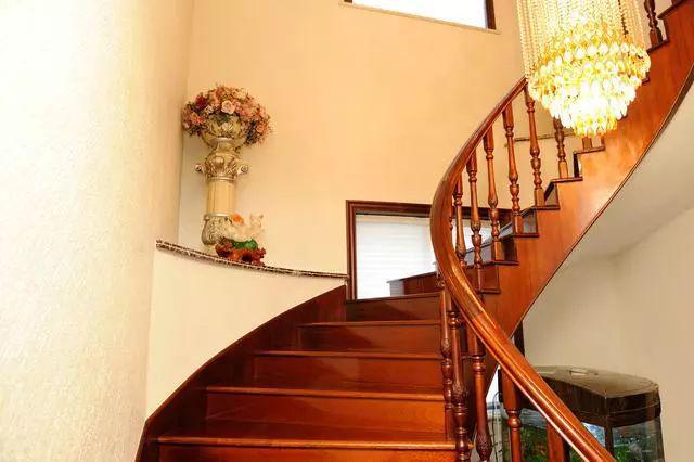 木质楼梯扶手和不锈钢的区别在哪开云 开云体育APP儿？老师傅告诉你别再装错了！(图3)