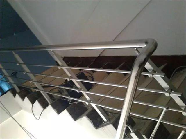 木质楼梯扶手和不锈钢的区别在哪开云 开云体育APP儿？老师傅告诉你别再装错了！(图2)