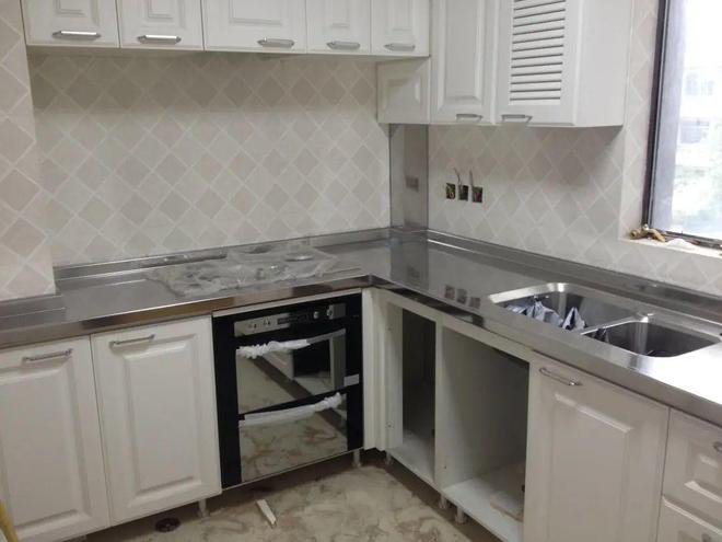 为何许多人橱柜开云体育 kaiyun.com 官网入口台面都选不锈钢材质这几个“优点”无法比拟(图2)