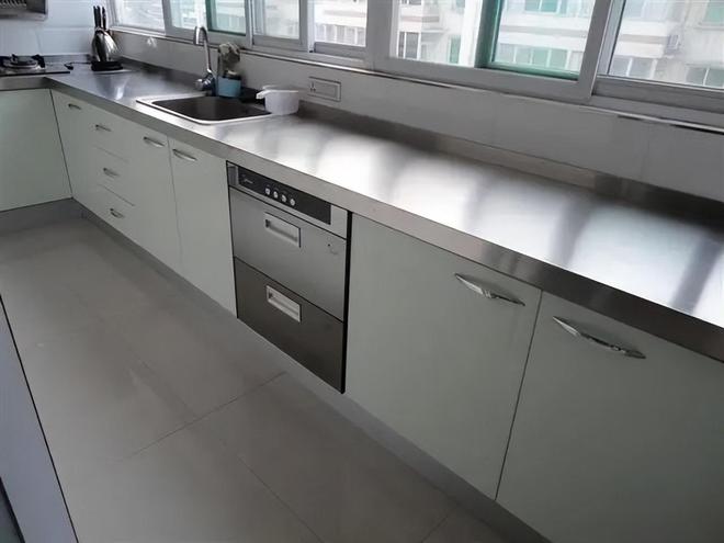 为何许多人橱柜开云体育 kaiyun.com 官网入口台面都选不锈钢材质这几个“优点”无法比拟(图1)