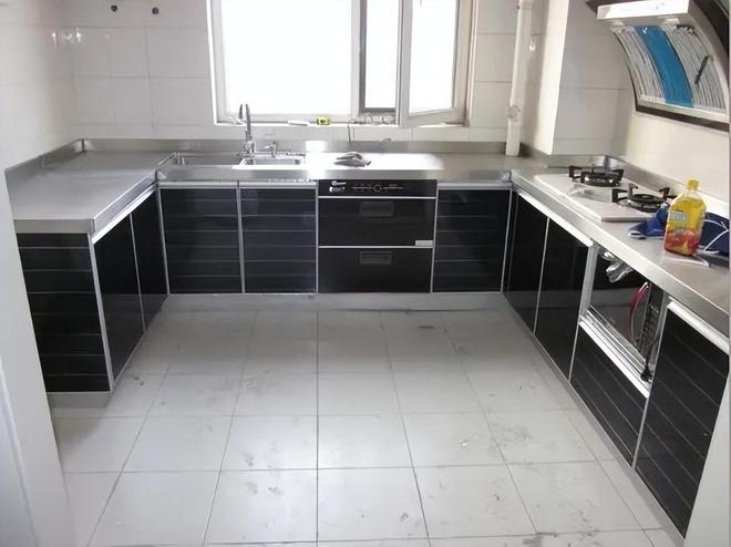 为何许多人橱柜开云体育 kaiyun.com 官网入口台面都选不锈钢材质这几个“优点”无法比拟(图3)