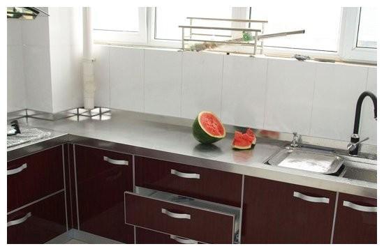 开云 开云体育用不锈钢做厨房台面行不行？过来人用经验告诉你不要再被坑了(图3)