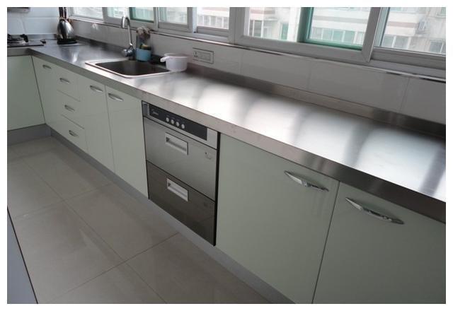 开云 开云体育用不锈钢做厨房台面行不行？过来人用经验告诉你不要再被坑了(图2)