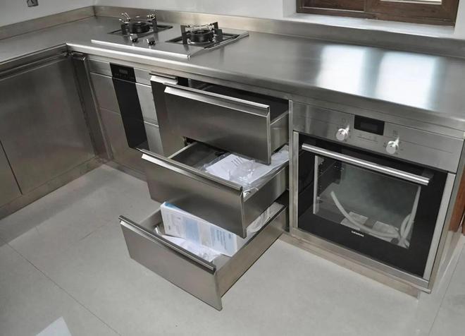 开云体育 kaiyun.com 官网入口厨房台面到底能不能装不锈钢?入住3年说实话很多家庭都被坑了(图2) 开云体育 kaiyun.com 官网入口厨房台面到底能不能装不锈钢?入住3年说实话很多家庭都被坑了(图2)