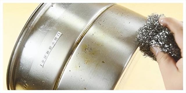 开云体育 开云官网不锈钢锅烧黑难清洗别只会用钢丝球费力刷了教你几招正确清洗法轻松去除不伤锅(图3) 开云体育 开云官网不锈钢锅烧黑难清洗别只会用钢丝球费力刷了教你几招正确清洗法轻松去除不伤锅(图3)