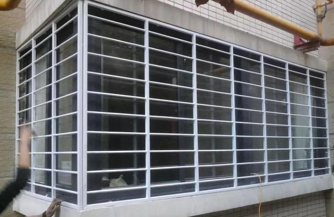 开云 开云体育别再装“鸟笼式”防盗窗我家窗户带根铁绳邻居夸:更安全!(图2) 开云 开云体育别再装“鸟笼式”防盗窗我家窗户带根铁绳邻居夸:更安全!(图2)