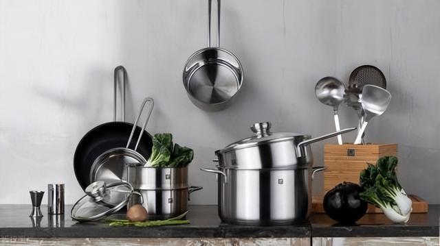 开云 开云体育不锈钢厨具顽固污渍如何去除？别再用钢丝球了教你2个小妙招让厨具焕然一新(图1)