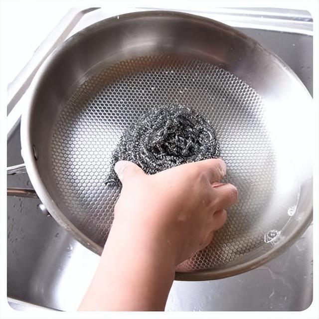 开云 开云体育不锈钢厨具顽固污渍如何去除？别再用钢丝球了教你2个小妙招让厨具焕然一新(图2)