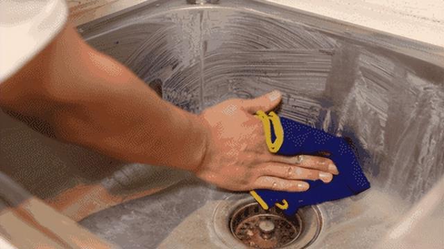 开云 开云体育不锈钢厨具顽固污渍如何去除？别再用钢丝球了教你2个小妙招让厨具焕然一新(图12)