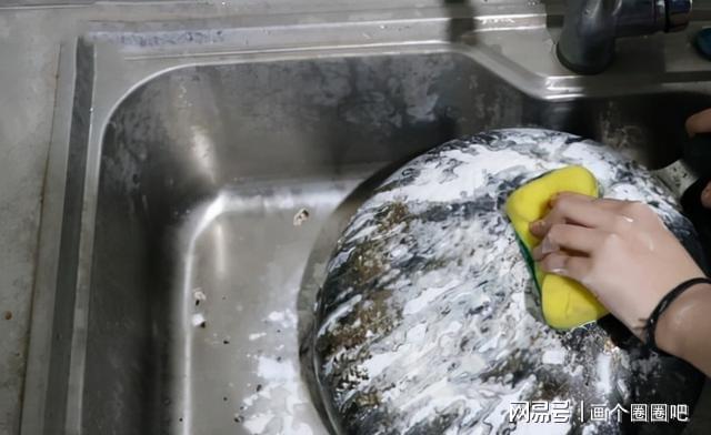 开云体育 kaiyun.com 官网入口不锈钢锅里外都是“脏”东西！教你正确做法轻松去除顽固污垢(图7)