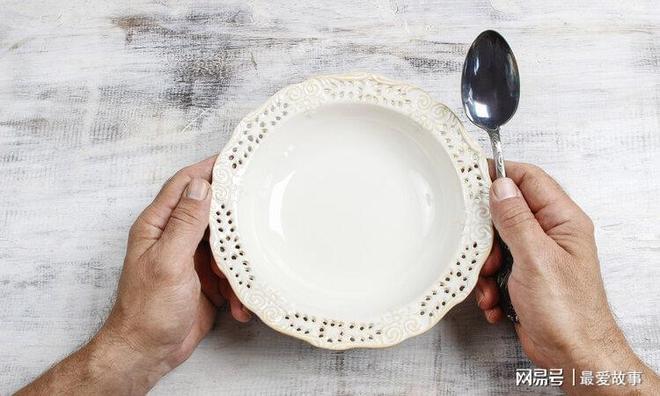 开云 开云体育APP热饭进毒饭出有害瓷碗遭曝光遇高温释放甲醛家长选择要谨慎(图3)