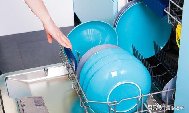 开云 开云体育APP热饭进毒饭出有害瓷碗遭曝光遇高温释放甲醛家长选择要谨慎(图4)