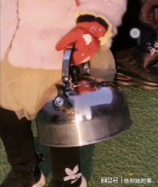 开云 开云体育官网“超实在家长”给娃上学带不锈钢水壶走红网友：是水壶没毛病(图3)