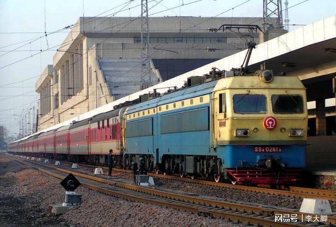 开云 开云体育APP为什么火车铁轨采用会“生锈”的钢铁却不用不锈钢？这里给你说(图3)