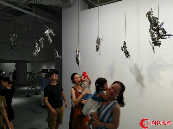 不锈钢板充气后竟开云 开云体育平台成少女的眼眸 杨冬白个展“玩”转雕塑(图2) 不锈钢板充气后竟开云 开云体育平台成少女的眼眸 杨冬白个展“玩”转雕塑(图2)