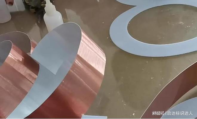 无边发光字超过1米发光招牌建议使用不锈钢扣Kaiyun 开云边亚克力字说明(图4)