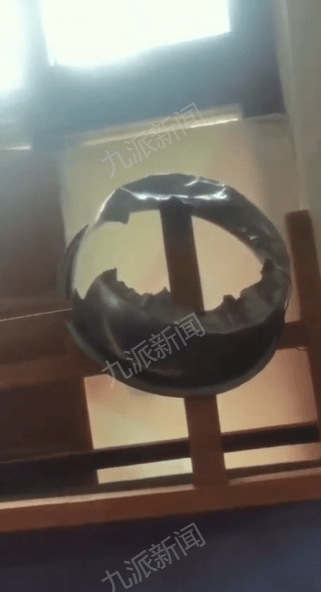 社区回应“八旬老太深夜敲不锈钢盆”：已说服家属将其开云体育 开云平台送医检查(图2)