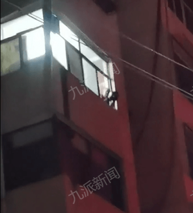 社区回应“八旬老太深夜敲不锈钢盆”：已说服家属将其开云体育 开云平台送医检查(图1)