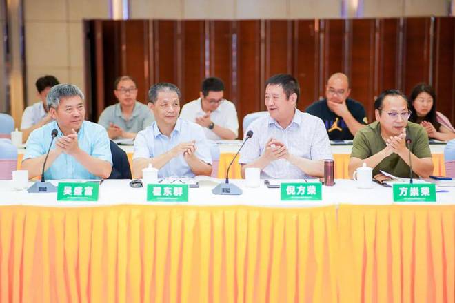 开云体育 Kaiyun.com 官网入口标准领跑 行业垂范 “无醛人造板及其制品”团体标准研讨会在世友隆重召开(图4)